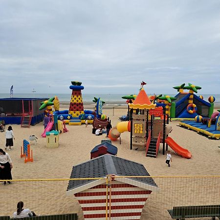 Zonnig en gezellig appartement met zijdelings zeezicht en zwembad in Koksijde Buitenkant foto
