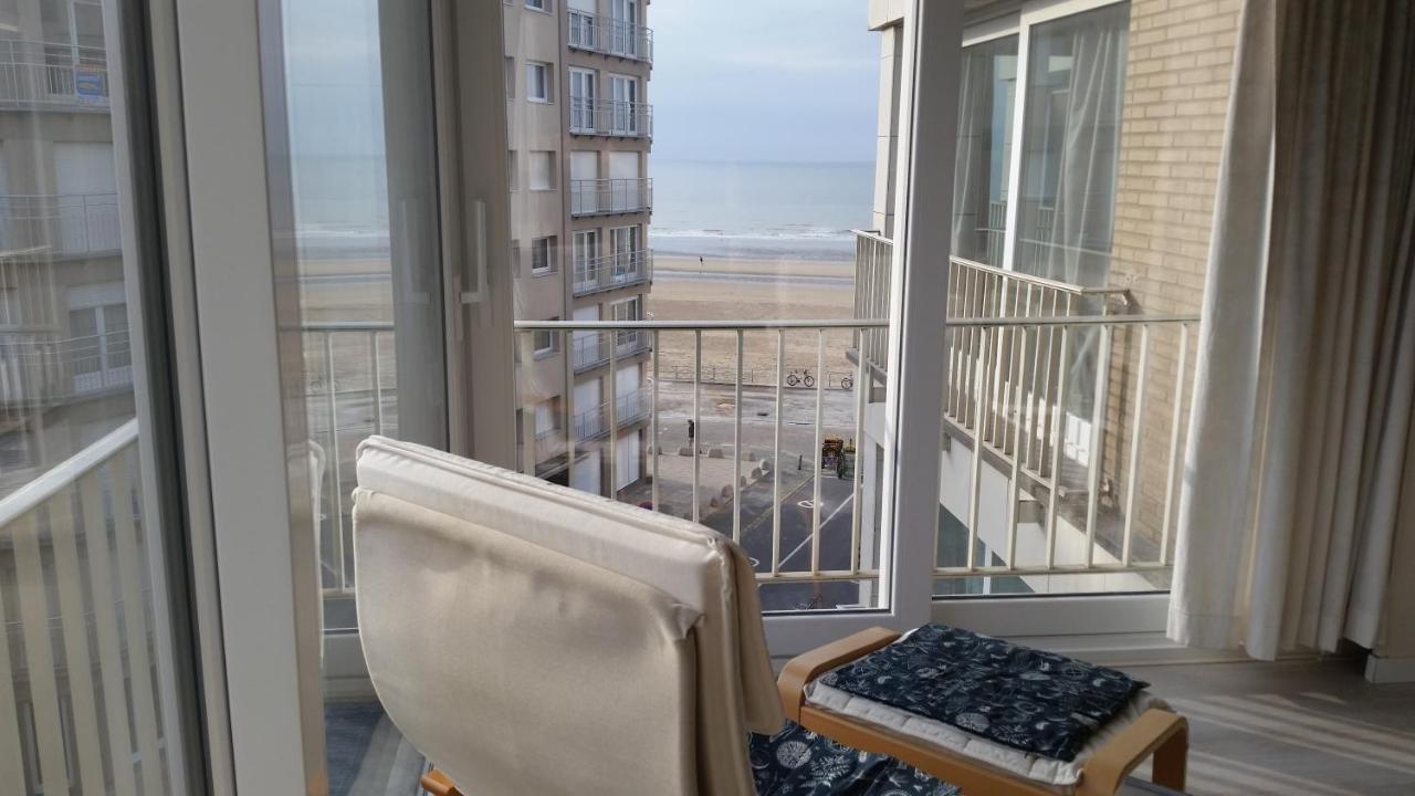 Zonnig en gezellig appartement met zijdelings zeezicht en zwembad in Koksijde Buitenkant foto