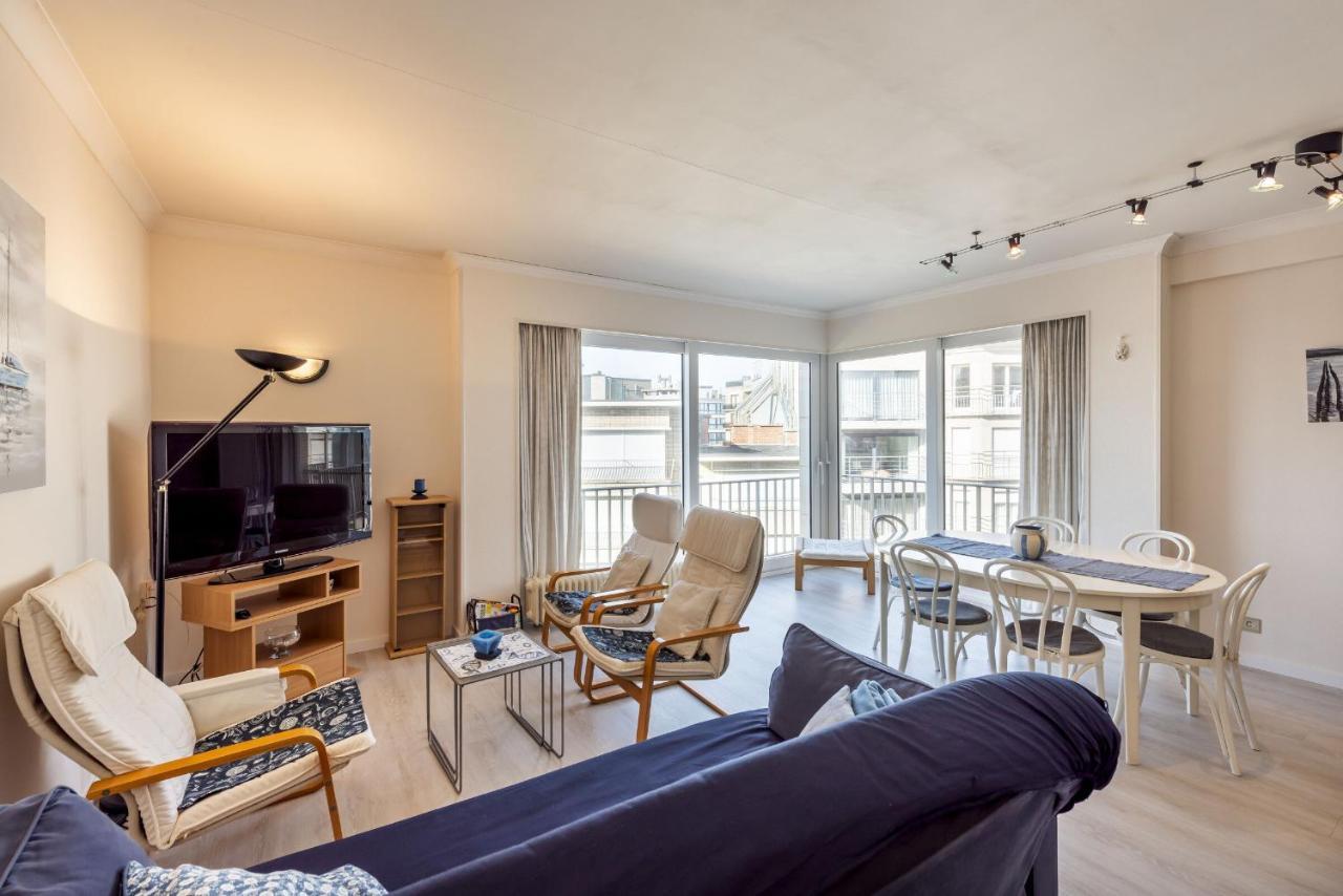 Zonnig en gezellig appartement met zijdelings zeezicht en zwembad in Koksijde Buitenkant foto