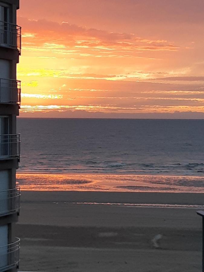 Zonnig en gezellig appartement met zijdelings zeezicht en zwembad in Koksijde Buitenkant foto