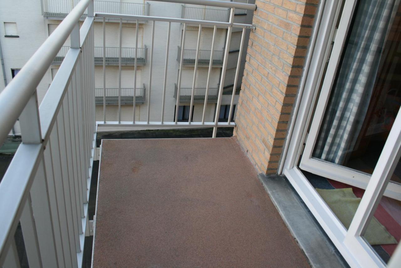 Zonnig en gezellig appartement met zijdelings zeezicht en zwembad in Koksijde Buitenkant foto