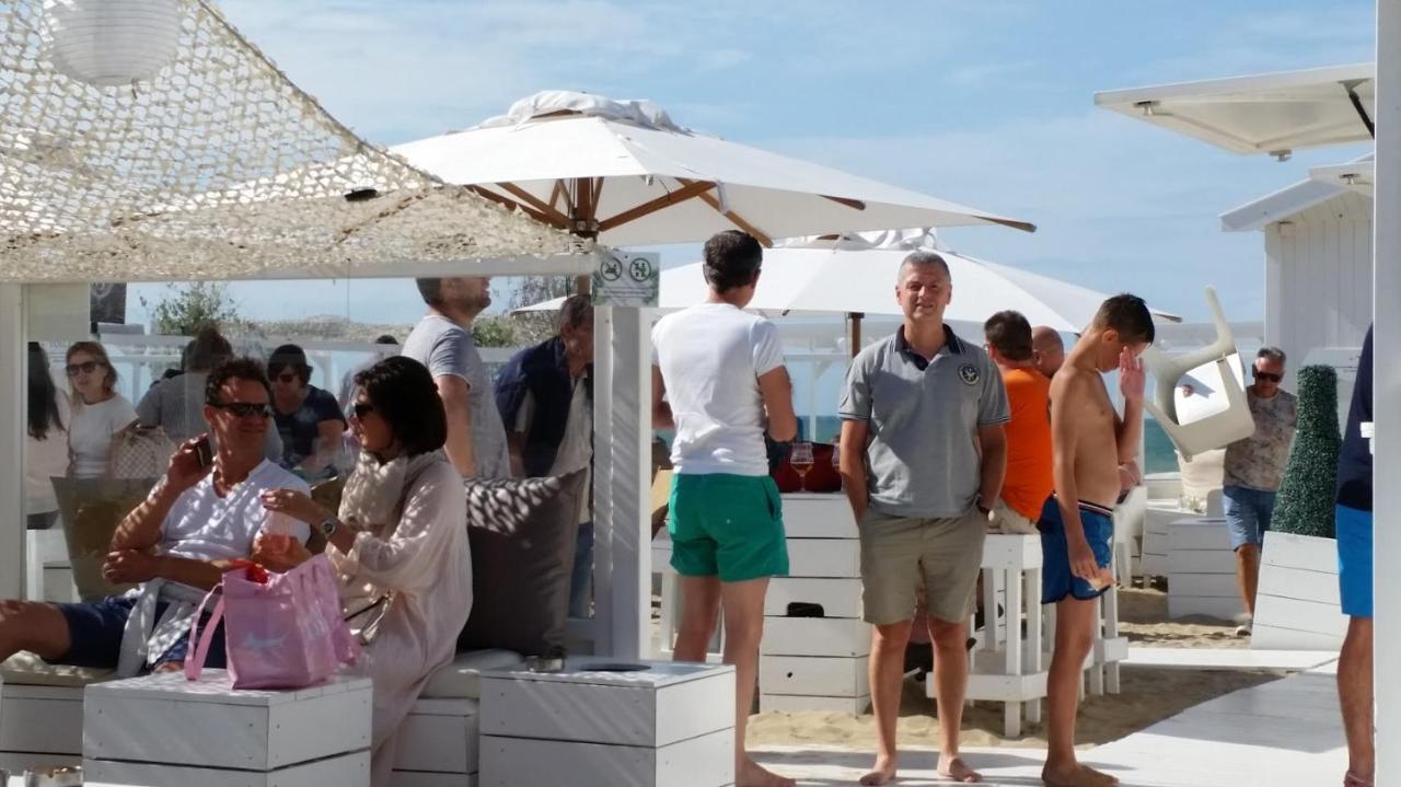Zonnig en gezellig appartement met zijdelings zeezicht en zwembad in Koksijde Buitenkant foto