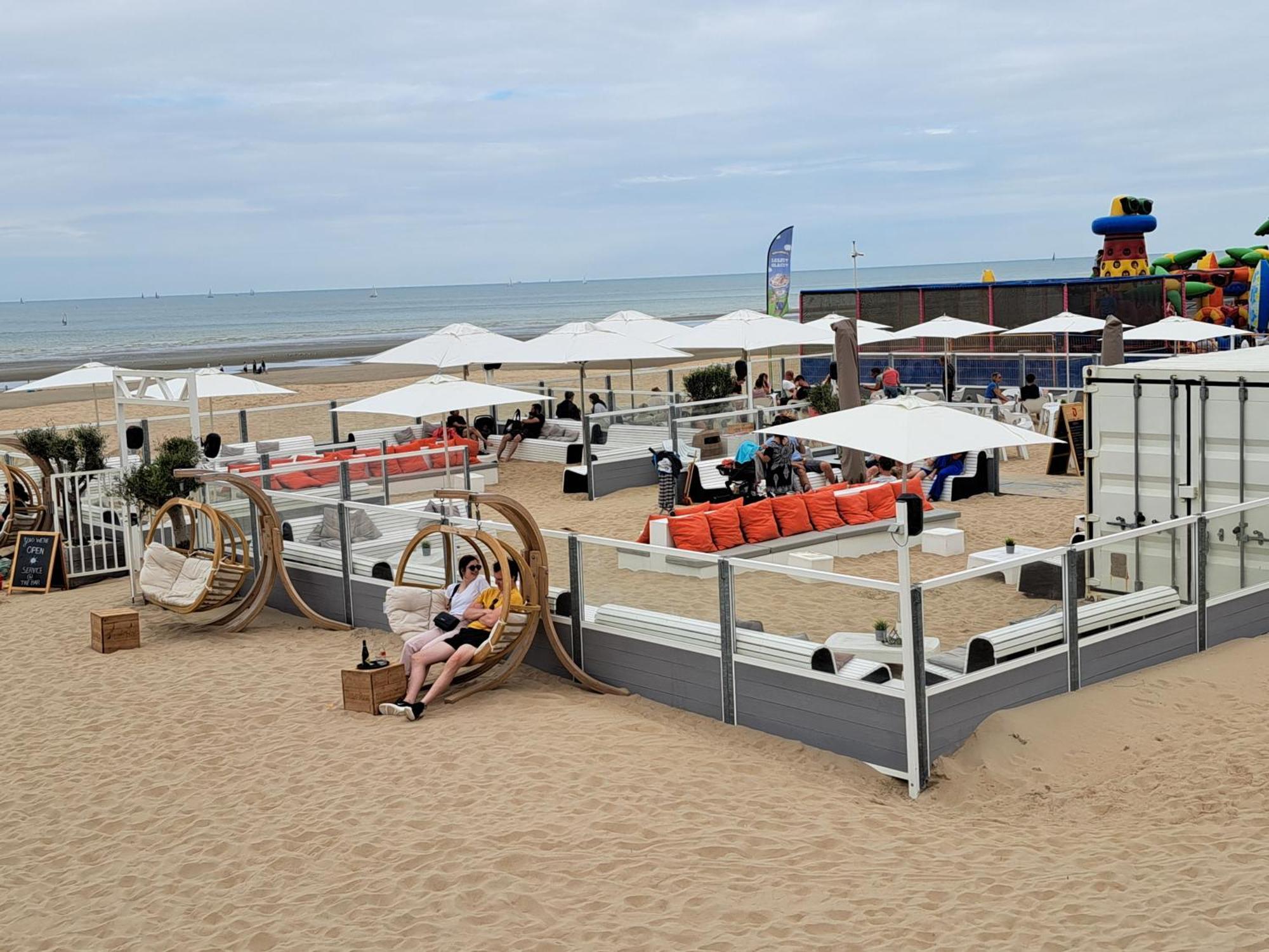 Zonnig en gezellig appartement met zijdelings zeezicht en zwembad in Koksijde Buitenkant foto